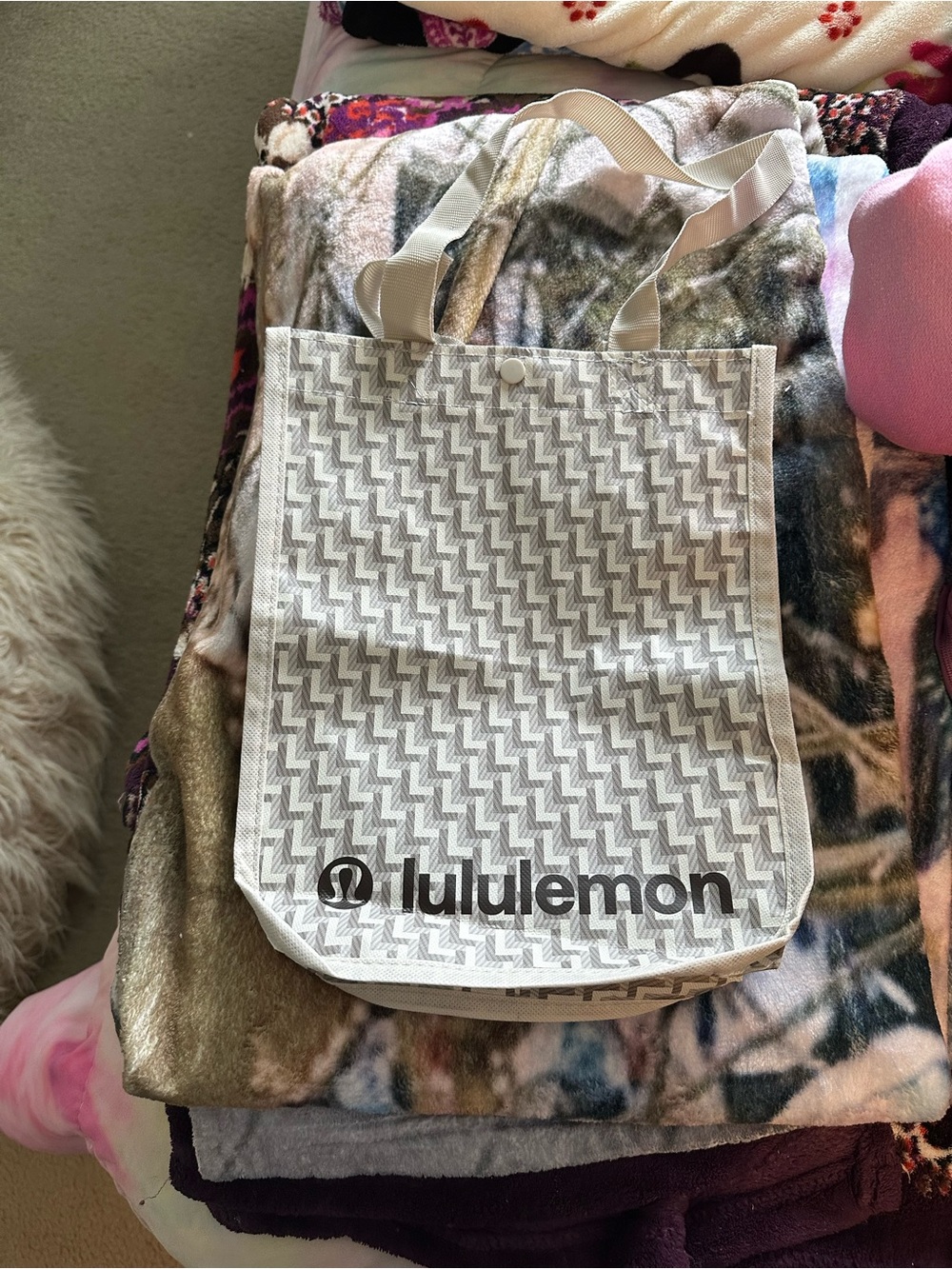 lululemon Cream & Light Gray Chevron Tote